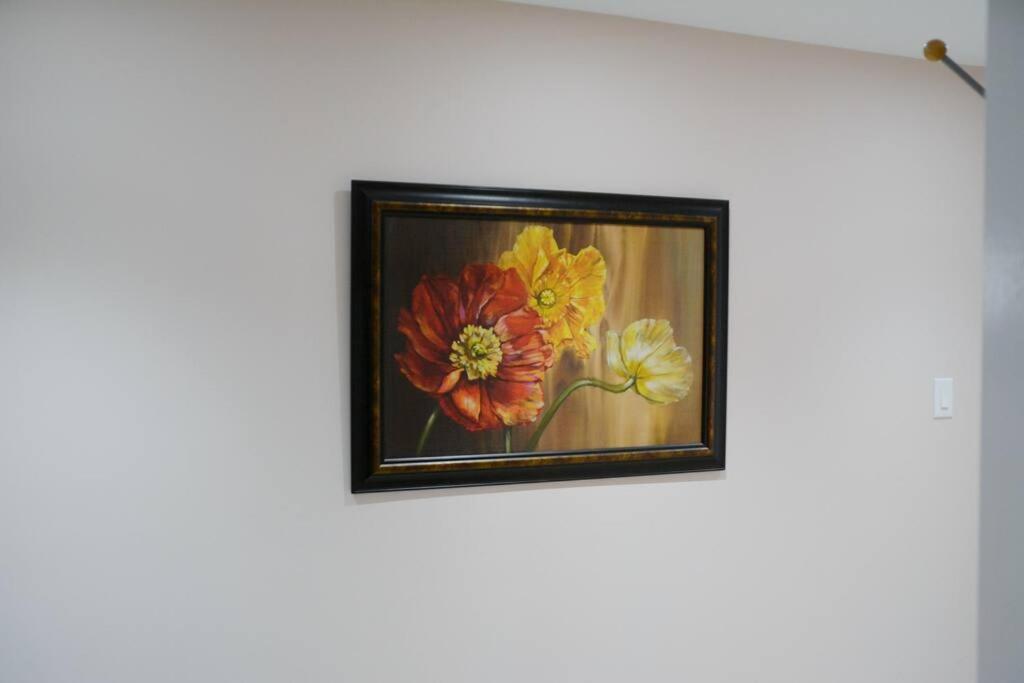 Beautiful And Spacious Basement Apartment Брамптън Екстериор снимка