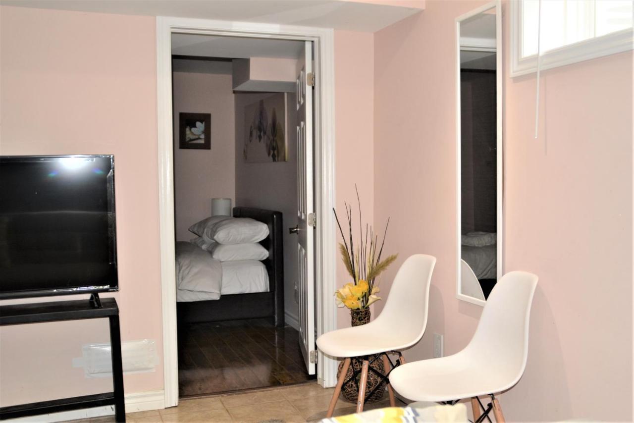 Beautiful And Spacious Basement Apartment Брамптън Екстериор снимка