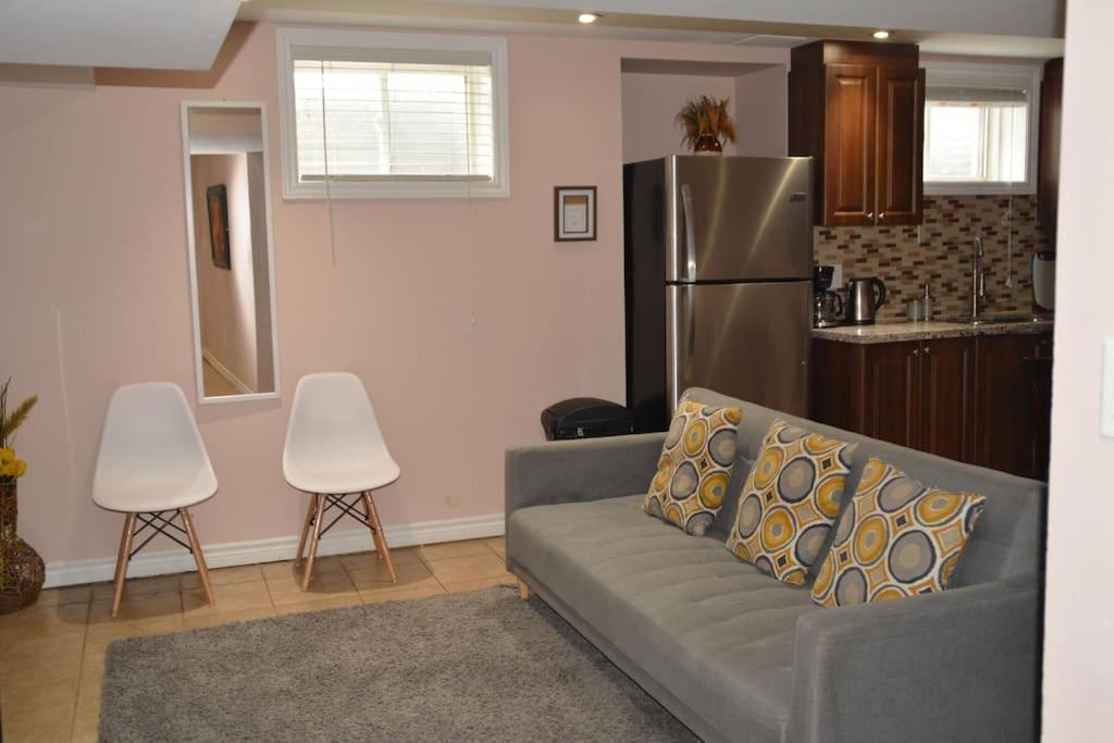 Beautiful And Spacious Basement Apartment Брамптън Екстериор снимка
